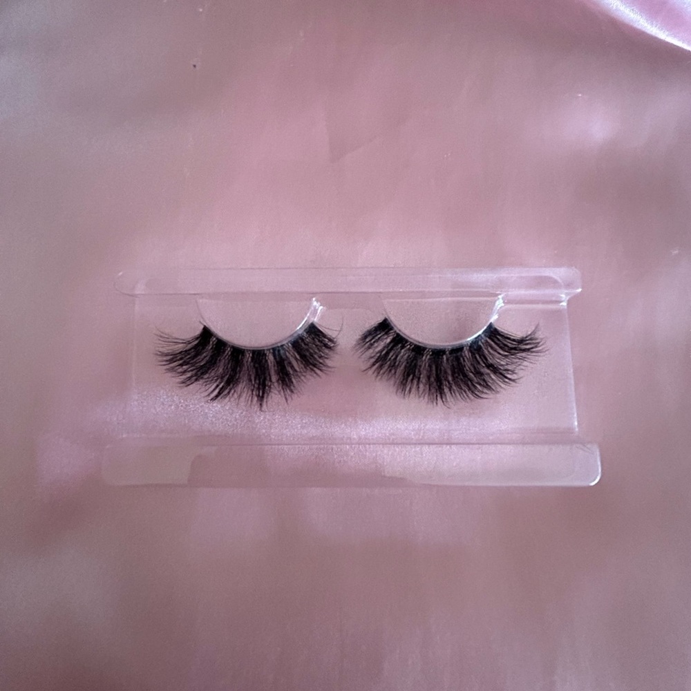 Dramatic princess strip lashes 💓